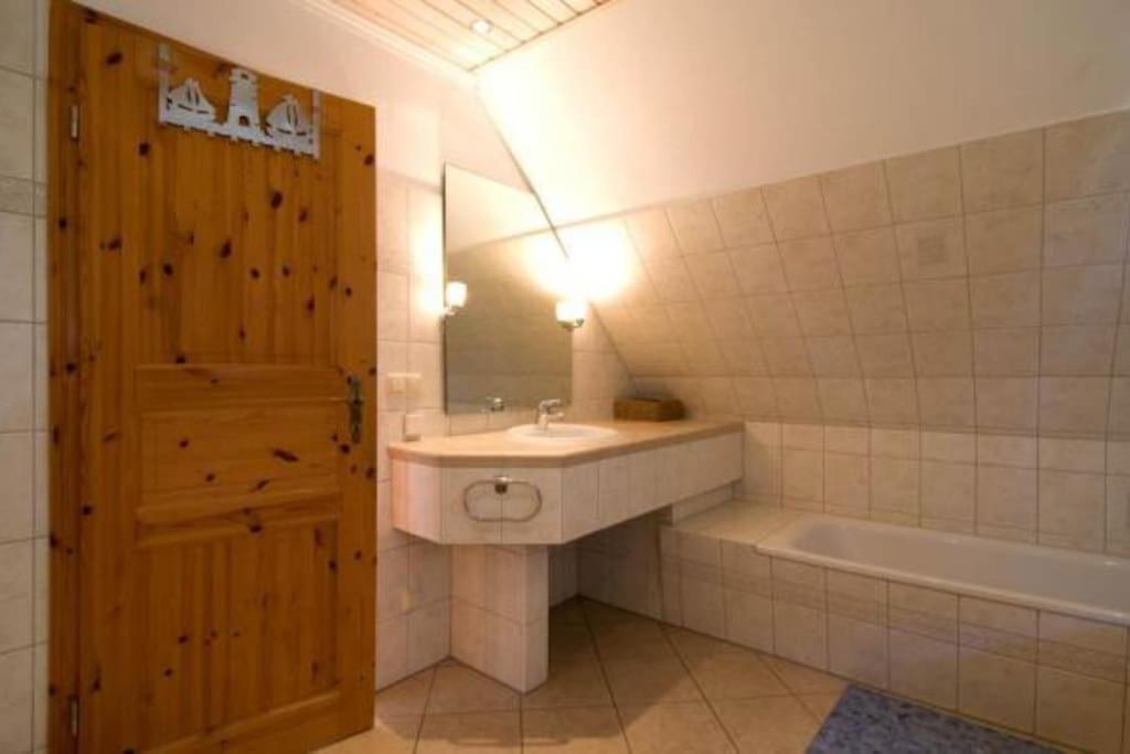 Trollhus - Grosses Familienfreundliches Ferienhaus Born Bagian luar foto