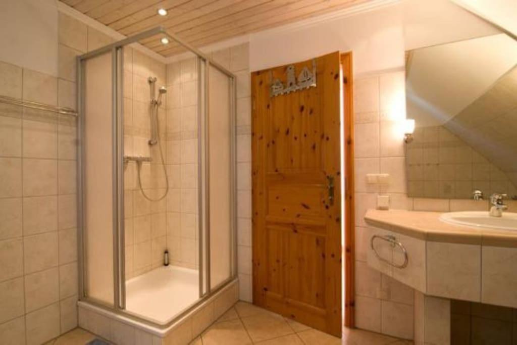Trollhus - Grosses Familienfreundliches Ferienhaus Born Bagian luar foto