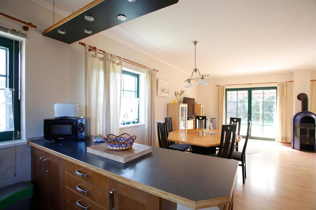 Trollhus - Grosses Familienfreundliches Ferienhaus Born Bagian luar foto