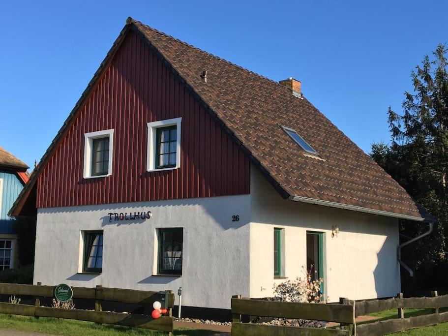 Trollhus - Grosses Familienfreundliches Ferienhaus Born Bagian luar foto